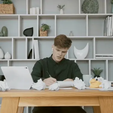 Razmišljanje za radinim stolom