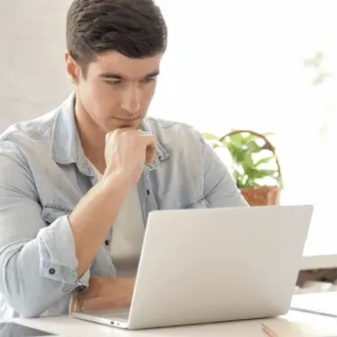 Rješavanje kviza na laptopu uz razmišljanje