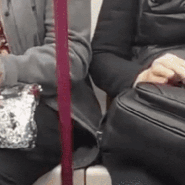 Starije žene u vlaku na mobitelima i mladić koji štrika