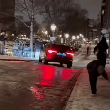 Zaleđena cesta u Nizozemskoj i osobe koje padaju