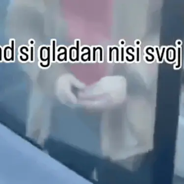 Pomoć kolegi na parkiralištu