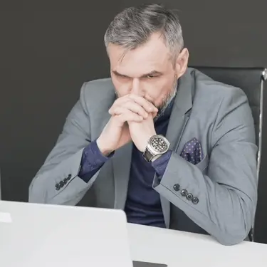 Držanje za glavu pred računalom