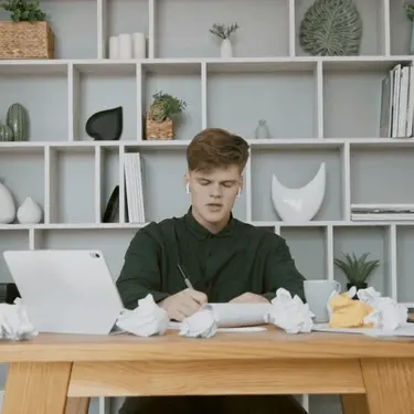 Razmišljanje za stolom punim papira