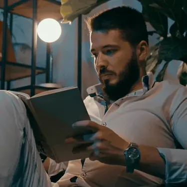 Čitanje i razmišljanje u dnevnom boravku