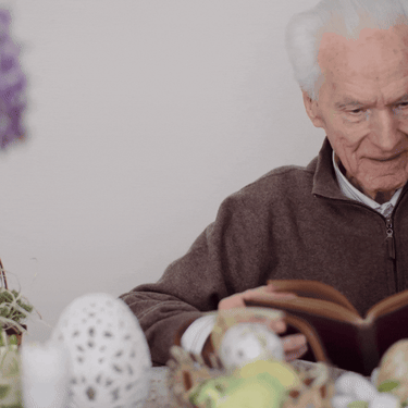 Mudri starac koji sjedi i čita knjigu