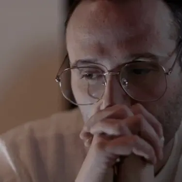 Razmišljanje i skidanje naočala prije trljanja lica