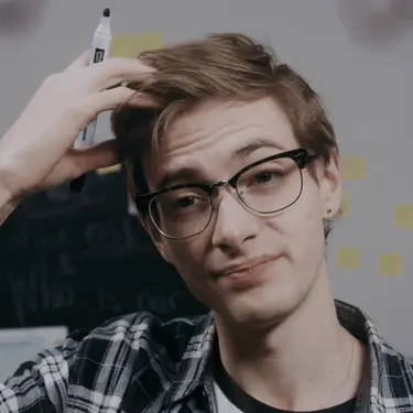 Trljanje glave s markerom u ruci i zapisivanje na ploču