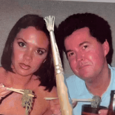 Umjetnica kako uklanja osobe s fotografije