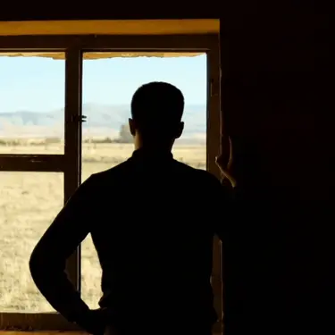 Gledanje kroz prozor i razmišljanje