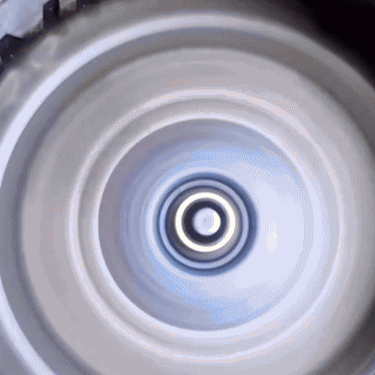 Snimka drobilice za otpad u sudoperu