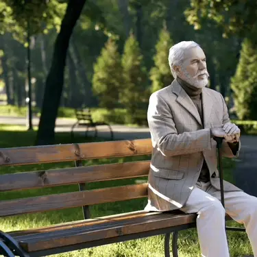 Stari znalac koji razmišlja dok sjedi na klupi