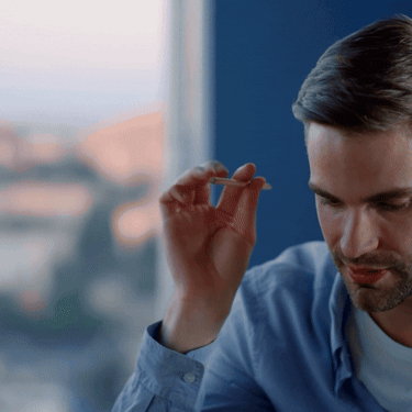 Muškarac koji razmišlja za stolom s olovkom u ruci