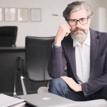 Mudrac s bradom koji razmišlja