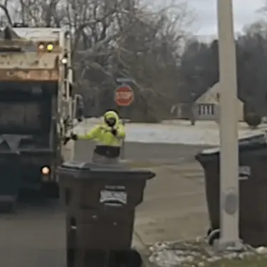 Kriminalac skriven u kanti za smeće