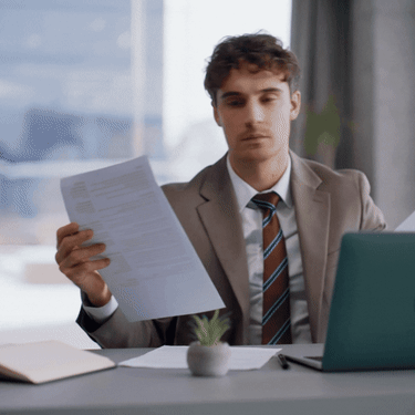 Gledanje papira i donošenje odluke pred računalom