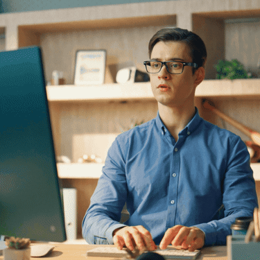 Tipkanje i razmišljanje pred kompjutorom