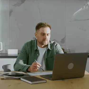 Razmišljanje u uredu za računalom