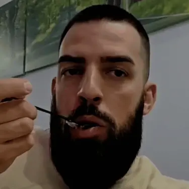 Trener koji reagira na bizaran obrok