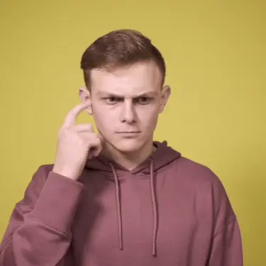 Mladić koji se pokušava prisjetiti