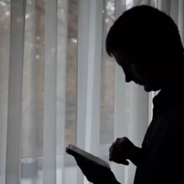 Muškarac koji razmišlja i rješava kviz na mobitelu