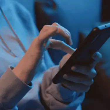 Osoba koja rješava kviz na mobitelu