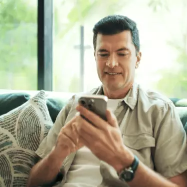 Rješavanje kviza na mobitelu s kauča