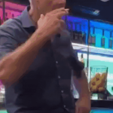 Muškarac koji u kafiću pokazuje trikove s cigaretom