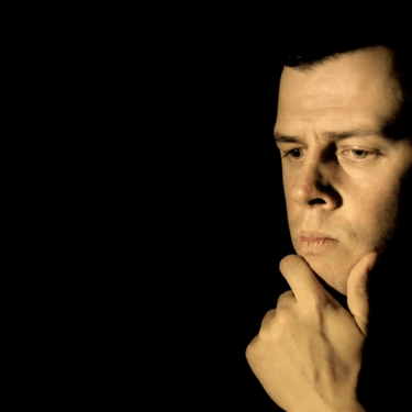 Muškarac u sjeni kako razmišlja i dolazi do ideje