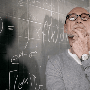 Intelektualac kako razmišlja ispred ploče