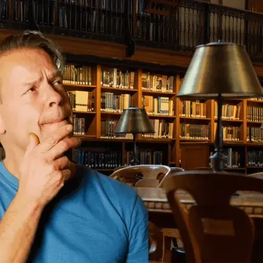 Muškarac koji razmišlja u knjižnici