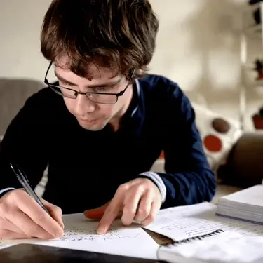 Intelektualac koji marljivo uči