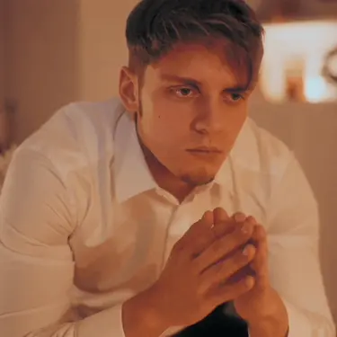 Muškarac koji razmišlja dok sjedi