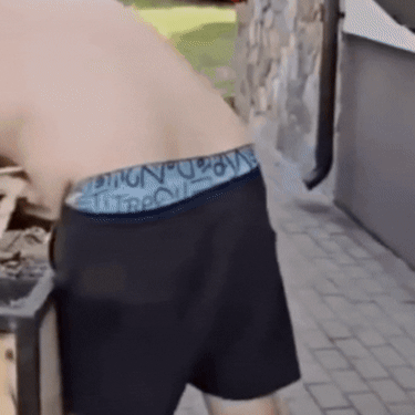 Muškarac pri modernom načinu istovara drva