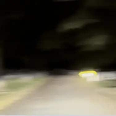 Tesla u noćnoj vožnji grobljem