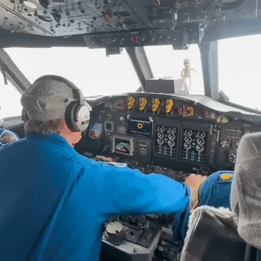 Znanstvenici u kokpitu aviona pri istraživanju uragana Melissa