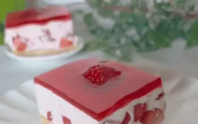 Kolač s jagodama i jogurtom