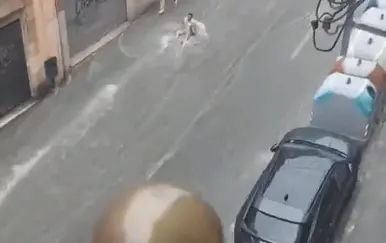Oluja pogodila Španjolsku, bujica nosila čovjeka po ulici