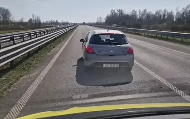 Vozač na autocesti gotovo 90 sekundi nije propuštao vozilo Hitne pomoći