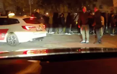 Čekanje za upad u klubu postalo viralni hit! Biste li pričekali?