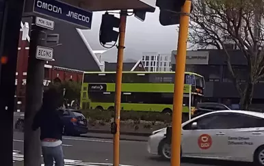 Jeziva snimka zabilježila trenutak u kojem je vjetar otpuhao pješakinju