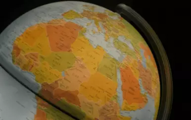 Globus koji se okreće oko svoje osi