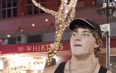 Influencer razotkriven u prijenosu uživo nakon što mu je ukradena kapa