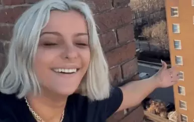 Poznata pjevačica vikala s balkona pa dobila neugodan odgovor i nasmijala društven mreže