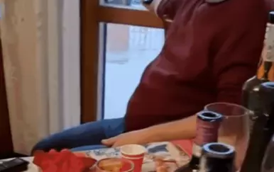 Snimka božićnog slavlja nasmijala društvene mreže! Pogledajte što rade