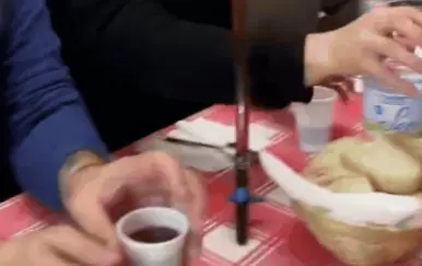 Inovacija za posluživanje gostiju oduševila internet! Pogledajte ovu snalažljivost