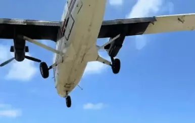 Za dlaku! Turisti se posložili uz pistu kako bi promatrali slijetanje, a onda se dogodilo ovo