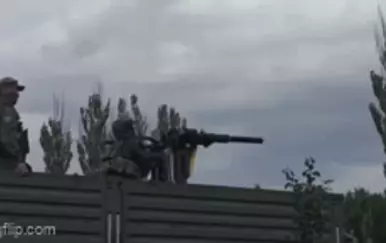 VIDEO Kruži nevjerojatna snimka: Ruski vojnik izgubio kontrolu nad mitraljezom, kolega jedva izbjegao metak