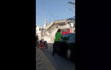 Snimka urušavanja zgrade nakon potresa na Filipinima