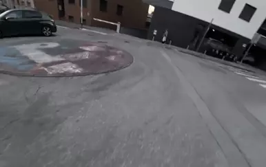 VIDEO Motociklist vozio u suprotnom smjeru pa izazvao nesreću