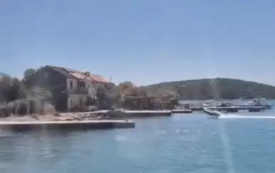 Gumenjak se na Kornatu zabio u obalu